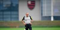  Foto: Marcelo Cortes /CRF - Legenda: Tite durante treinamento do Flamengo - / Jogada10