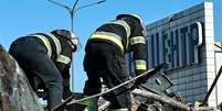 Bombeiros removendo escombros de supermercado destruído  Foto: Yan Dobronosov/Global Images Ukraine via Getty Images / BBC News Brasil