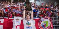 Marcelo Paz ergue a taça da Copa do Nordeste.   Foto: Matheus Lotif/Fortaleza EC / Esporte News Mundo