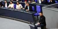O presidente ucraniano Volodimir Zelenski discursa no Bundestag, a c&acirc;mara baixa do Parlamento alem&atilde;o  Foto: DW / Deutsche Welle