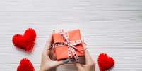 Confira uma lista com 10 kits de beleza para presentear no Dia dos Namorados |  Foto: freepik/ / Boa Forma