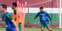  Foto: Marcelo Gonçalves/FFC - Legenda: Samuel Xavier (com a bola) voltará ao time do Fluminense após nove jogos / Jogada10