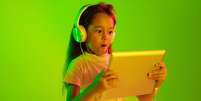 Uso excessivos de telas na infância pode comprometer o desenvolvimento da criança  Foto: Shutterstock / Alto Astral