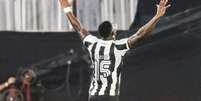  Foto: Arthur Barreto/Botafogo - Legenda: Bastos comemorando seu gol / Jogada10