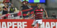  Foto: Marcelo Cortes /CRF - Legenda: De La Cruz em campo pelo Flamengo / Jogada10
