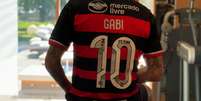Neymar vestindo a camisa 10 do Flamengo dentro de casa Reprodução / Rede Social  Foto: Esporte News Mundo