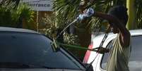 Criança limpando vidro de carro no farol é uma forma óbvia de exploração do trabalho infantil. No tráfico, é bem pior Foto: Walter Campanato