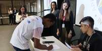 Jovens apredizem durante assinatura do primeiro contraro de trabalho  Foto: Valter Campanato/EBC
