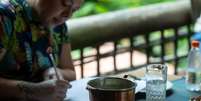 A chef Marja Akina, do restaurante Pé de Manga, durante a avaliação das 11 marcas de fondue  Foto: Taba Benedicto/Estadão / Estadão