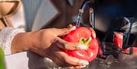Higienizar e armazenar os alimentos corretamente é fundamental para prevenir a intoxicação alimentar  Foto: Shutterstock / Alto Astral
