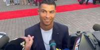 Reprodução/A bola PT - Legenda: Cristiano Ronaldo conversa com a imprensa na chegada da delegação portuguesa à Alemanha -  Foto: Reprodução/A bola PT / Jogada10