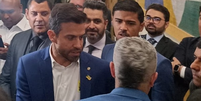 Marçal apareceu na Câmara com um broche de deputado (acima) e um do PRTB (abaixo)  Foto: Levy Teles/Estadão