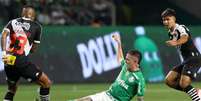  Foto: Cesar Greco/Palmeiras - Legenda: Sforza corre atrás de Rony em jogo do Vasco contra o Palmeiras / Jogada10