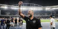 T&eacute;cnico Artur Jorge comemorando a vit&oacute;ria sobre o Fluminense.   Foto: Arthur Barreto/Botafogo / Esporte News Mundo