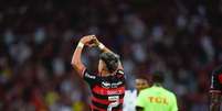  Foto: Marcelo Cortes - Legenda: Luiz Araújo celebra o seu primeiro gol sobre o Grêmio. Ele ainda faria mais um na vitória por 2 a 1 do Flamengo / Jogada10