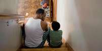 A constante sintonia entre pai e filho, atendendo a todas as necessidades da criança, é realmente a melhor solução em todos os momentos? Foto: Getty Images / BBC News Brasil