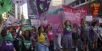 Manifestantes protestam contra projeto de lei que equipara aborto a homicídio em SP  Foto: CRIS FAGA/DRAGONFLY PRESS/ESTADÃO CONTEÚDO