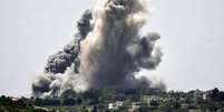 Nuvens de fumaça irrompem durante um bombardeio israelense em Alma al-Shaab, no mês de abril de 2024  Foto: Getty Images / BBC News Brasil