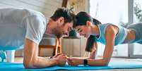 Treinar em casal pode ajudar a fortalecer o relacionamento  Foto: Shutterstock / Alto Astral