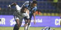  Foto: Vitor Silva/Botafogo - Legenda: Júnior Santos comemorando o gol da vitória / Jogada10