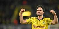 Justin Tallis/AFP via Getty Images - Legenda: Hummels em disputa de bola com Vini Jr na final da Champions 2023/24 -  Foto: Justin Tallis/AFP via Getty Images / Jogada10