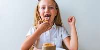 Comer pasta de amendoim quando criança pode evitar alergias  Foto: Canva Pro/Kawaiis / Bons Fluidos
