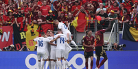 Seleção eslovaca comemora o gol da vitória contra a Bélgica.   Foto: Alex Grimm/Getty Images / Esporte News Mundo