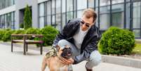 Passear com os cachorros é essencial para manter a saúde física e mental dos animais  Foto: LightField Studios | Shutterstock / Portal EdiCase