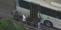 Mulher que estava em ponto de ônibus e passageiro de coletivo morreram após tentativa de assalto  Foto: Reprodução/ TV Globo