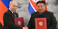 Os líderes de Rússia e Coreia do Norte, Vladimir Putin e Kim Jong-un, firmaram o Acordo Integral de Associação Estratégica  Foto: KRISTINA KORMILITSYNA/POOL/AFP via Getty Images / BBC News Brasil