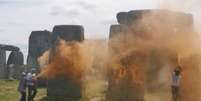 Ativistas do meio ambiente vandalizam Stonehenge com tinta laranja, na Inglaterra  Foto: Reprodução/X