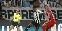 Botafogo de Júnior Santos entra em marcha lenta e quase é atropelado em casa –  Foto: Vitor Silva/Botafogo / Jogada10