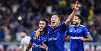 William (à esquerda) comemora com Marlon (ao centro e com João Marcelo atrás) o gol do Cruzeiro  Foto: Gustavo Aleixo/Cruzeiro / Jogada10