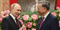 Vladimir Putin (à esquerda) encontrou-se com o presidente vietnamita To Lam na quinta-feira (20/6)  Foto: EPA / BBC News Brasil