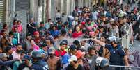 GCM joga spray de pimenta em usuários de drogas na rua dos Protestantes, região ocupada pela Cracolândia.  Foto: TIAGO QUEIROZ/ESTADÃO / Estadão