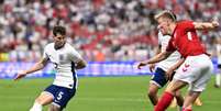 Jogadores de Dinamarca e Inglaterra em disputa de bola na Euro 2024 –  Foto: Kirill Kudryavtsev/AFP via Getty Images / Jogada10