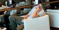 Rodrigo Hilbert aproveitou para relaxar na sala VIP antes de encarar um voo longo  Foto: Blog Sala de TV