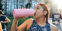 Uma garrafa d'água reutilizável suja pode ter 40 mil vezes mais bactérias que a tampa de um vaso sanitário  Foto: Getty Images / BBC News Brasil