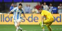  Messi tenta finalizar diante do goleiro Crepeau. Neste lance, o argentino não conseguiu concluir a gol. Ele passou em branco. Mas os argentinos venceram  Foto:   Charly Triballeau/AFP via Getty Images) / Jogada10