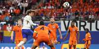 Jogadores de Holanda e França em disputa de bola na Eurocopa –  Foto: Adrian Dennis/AFP via Getty Images / Jogada10