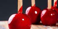 A maçã do amor combina o doce sabor da fruta com a crocância da calda caramelada  Foto: flanovais | Shutterstock / Portal EdiCase