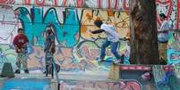 Skatistas dão cambalhotas e piruetas para manter a Prafinha, espaço de skate na favela Real Parque: fazem eventos, rifas, doações  Foto: Divulgação