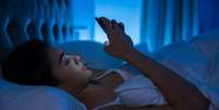 A luz azul de aparelhos eletrônicos prejudica a saúde da pele  Foto: Shutterstock / Alto Astral