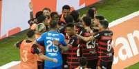 Jogadores do Flamengo celebram o gol de Pedro, que definiu a vitória do Rubro-Negro sobre o Fluminense Foto: Lucas Bayer / Jogada10