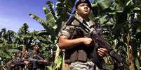 Soldados colombianos patrulhando uma plantação de banana em 2000  Foto: Getty Images / BBC News Brasil