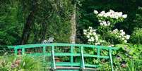 Ambientes como o lago de ninfeias e a linda ponte japonesa, eternizados na obra de Monet, roubam a cena na casa de Giverny  Foto: Maison et Jardins Claude Monet/Redes sociais/Divulgação / Viagem e Turismo