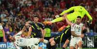 Choque triplo também marca jogo da Eurocopa –  Foto: Lluis Gene/AFP via Getty Images / Jogada10