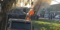 Motorista salta de carro em chamas após colidir contra poste em Paranaguá  Foto: Reprodução
