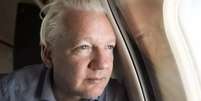 Julian Assange dentro do avião  Foto: Reprodução/X/@wikileaks / Perfil Brasil