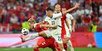 Hjulmand ( da Dinamarca, de  vermelho)  ganha na marra do sérvio Lukic  Foto: Miguel Medina/ AFP via Getty Images / Jogada10